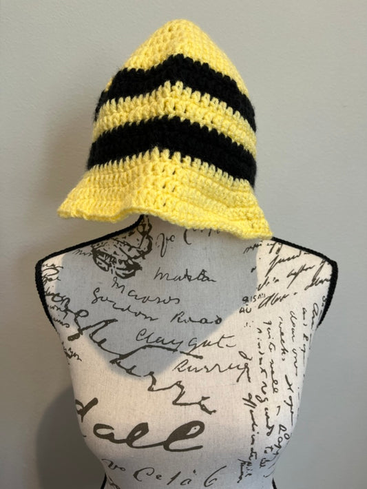 crochet bee bucket hat